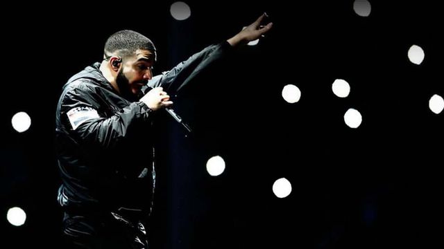 Música+Tech | Drake agora está cantando cercado por drones iluminados