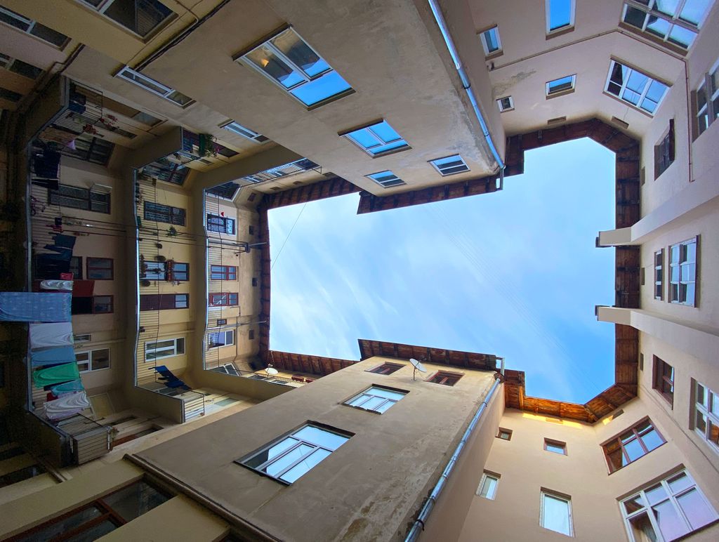 Construção típica da China, o pátio interno pode aliviar a sensação térmica e resfriar casas (Imagem: Sonya/Unsplash)