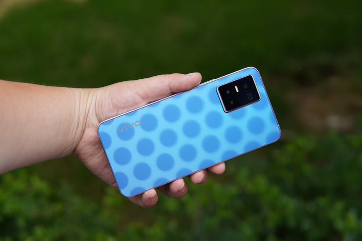Vivo S10 com traseira fotocrômica