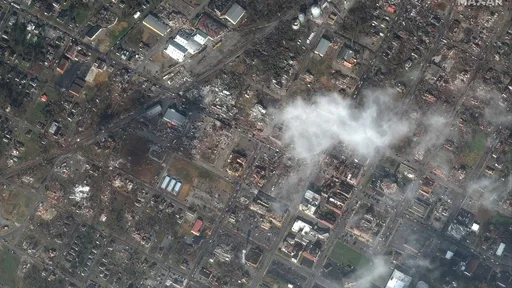 Passagem de tornado nos EUA deixa danos extremos; veja fotos de satélite