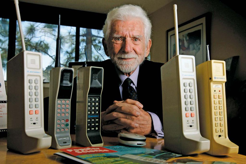 Martin Cooper é o responsável pelo primeiro celular da Motorola, o famoso "tijolo" (Foto: Britannica)