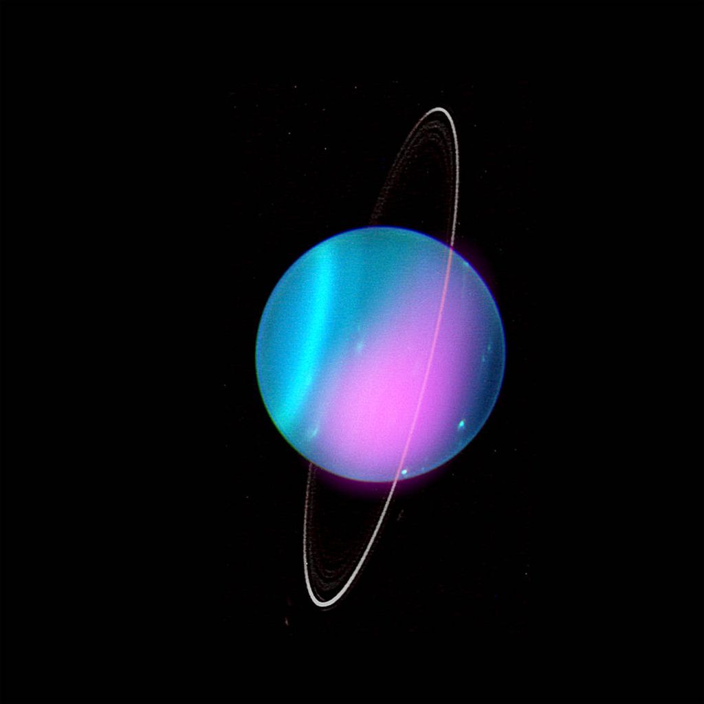 Imagem formada pela luz óptica obtida pelo telescópio Keck, em branco e azul, e pelos raios X obtidos pelo observatório Chandra, em rosa (Imagem: Reprodução/ NASA/CXO/University College London/W. Dunn et al)