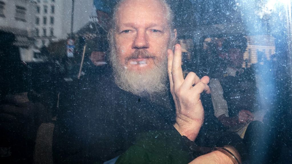 Julian Assange, fundador do Wikileaks, em sua prisão em abril de 2019 (Foto: Jack Taylor/Getty Images)