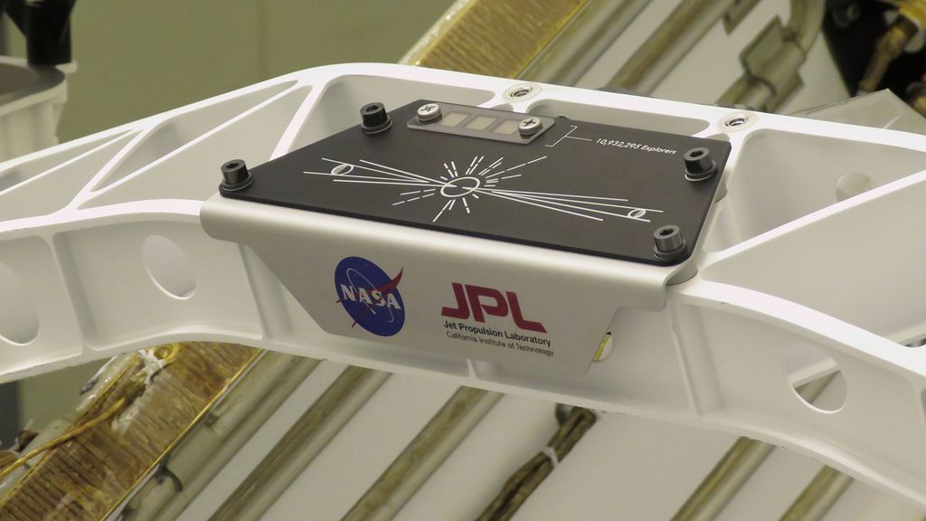 Os nomes foram gravados nos microchips, localizados no canto superior esquerdo da placa (Imagem: Reprodução/NASA/JPL-Caltech)