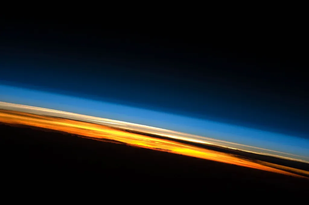 Acima da troposfera — camada que se estende até 11 km acima da superfície — a atmosfera está esfriando (Imagem: NASA)