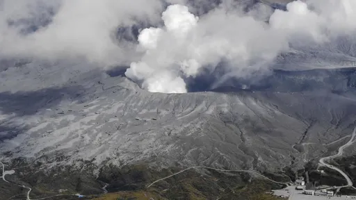 Vulcão no Japão entra em erupção e fumaça escura sobe mais de 3 quilômetros