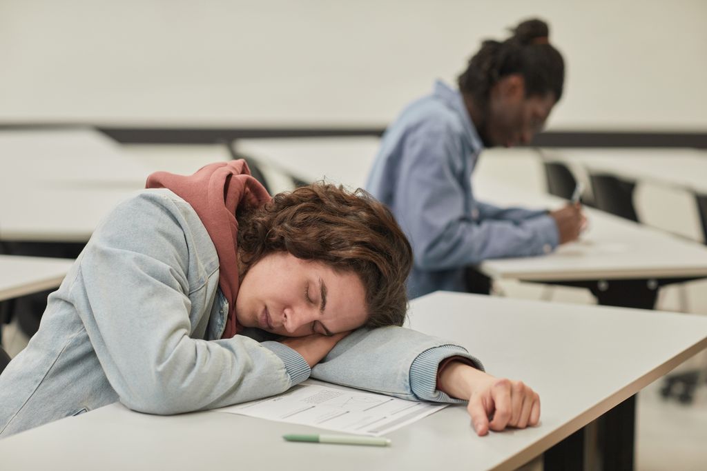 Estudo analisa sono de adolescentes e aponta que escola deveria começar mais tarde (Imagem: seventyfourimages/envato)