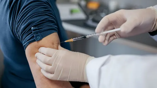 Vacinas tornam COVID-19 mais curta e menos transmissível, segundo CDC