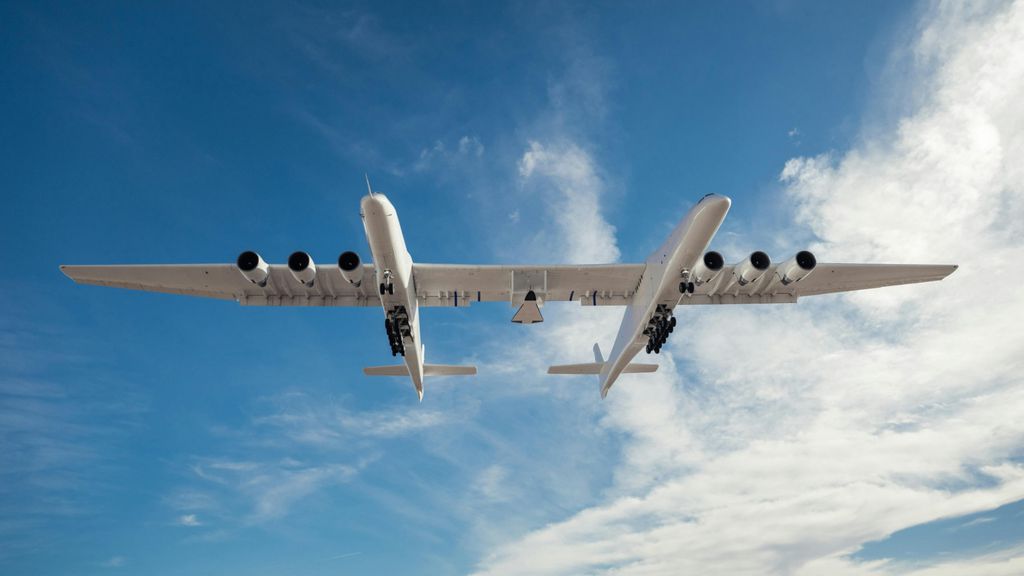 O avião cargueiro Roc, da Stratolaunch, usado para lançar o foguete Talon-A2 — ele pode ser visto na parte central da aeronave nesta foto (Imagem: Stratolaunch/Brandon Lim)