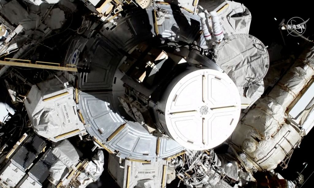 Koch e Meir realizam reparos e manutenção do lado de fora da ISS (Imagem: NASA)