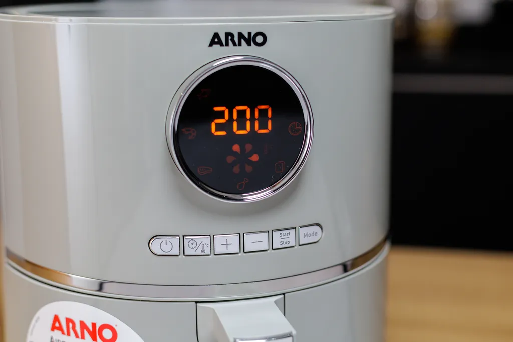 A Arno Airfry Ultra tem painel digital, facilitando a usabilidade diária (Imagem: Ivo Meneghel/Canaltech)