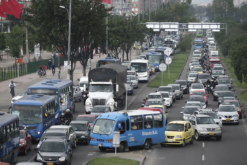 O trãnsito em Bogotá é caótico em determinadas horas do dia (Imagem: Divulgação/ Tokota/ Wikimedia Commons)
