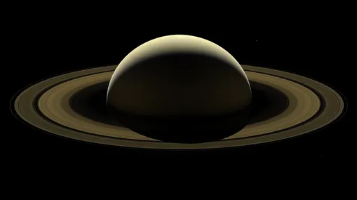 Foto mostra lua de Saturno jorrando água em estado líquido
