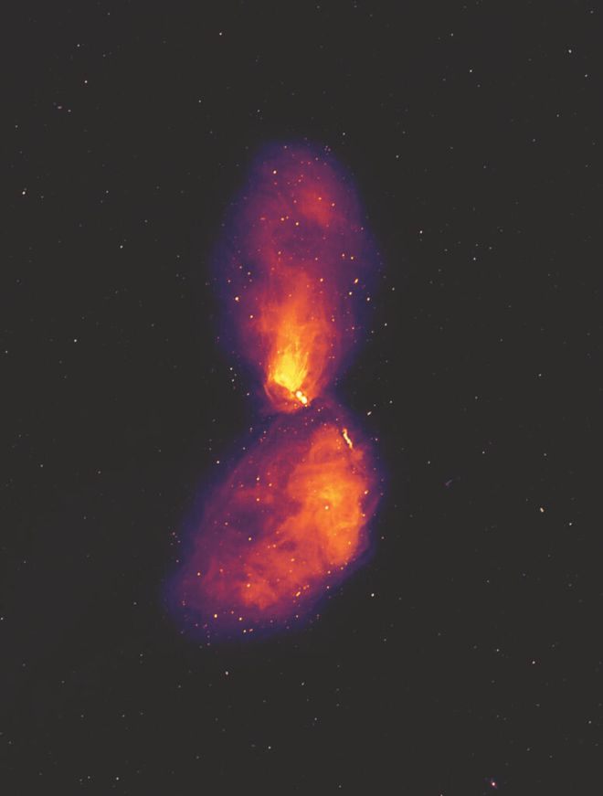A galáxia Centaurus A é apenas uma pequena região no centro desta imagem, enquanto os pontos ao fundo são outras radiogaláxias semelhantes a esta (Imagem: Reprodução/Ben McKinley/ICRAR/ Curtin e Connor Matherne/Louisiana State University)