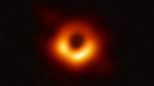 Nova análise do buraco negro fotografado em 2019 revela comportamento inesperado