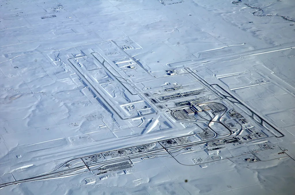 Mesmo se a aeronave escorregar por conta da neve, há muito espaço para manobrar e pousar em segurança em Denver (Imagem: Divulgação/ashleyniblock/Wikimedia Commons)