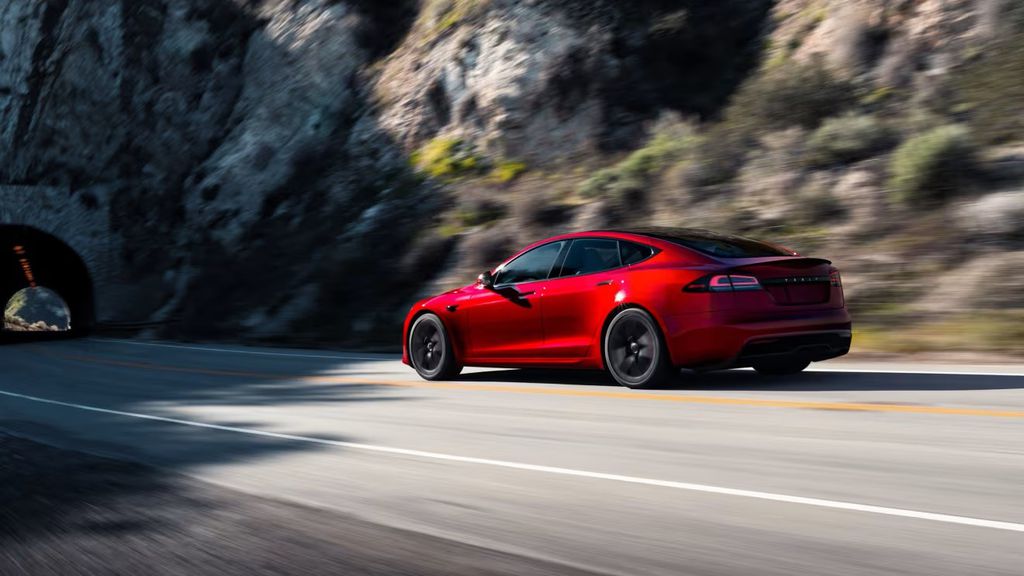 Tesla Model S vermelho entrando em túnel