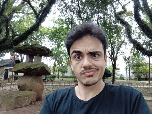 Selfie tirada no modo automático com o Moto Tab G70