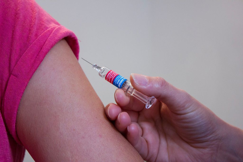 Vacinas reduzem hospitalizações por COVID-19 em 80% no Reino Unido, segundo agência Public Health England (Imagem: Katja Fuhlert / Pixabay)