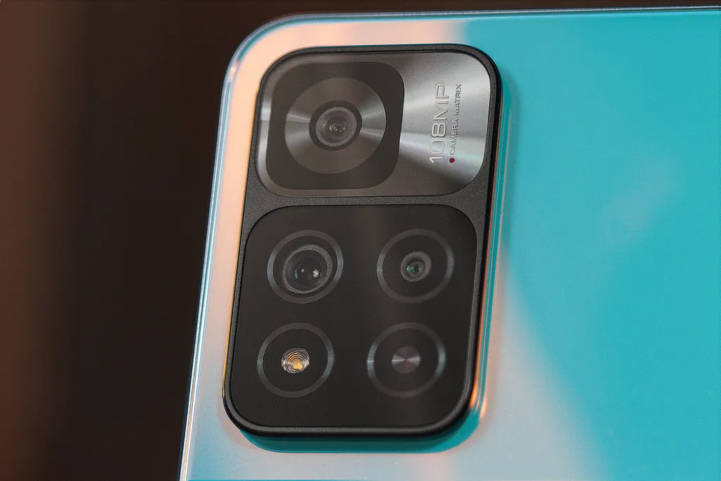 Redmi Note 11 Pro Plus 5G tem conjunto com três câmeras traseiras (Imagem: Ivo Meneghel Jr/Canaltech)