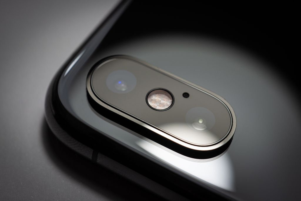 Câmera dupla do iPhone XS tem formato 'semáforo' (Imagem: Rperodução/Matthias Oberholzer/Unsplash)