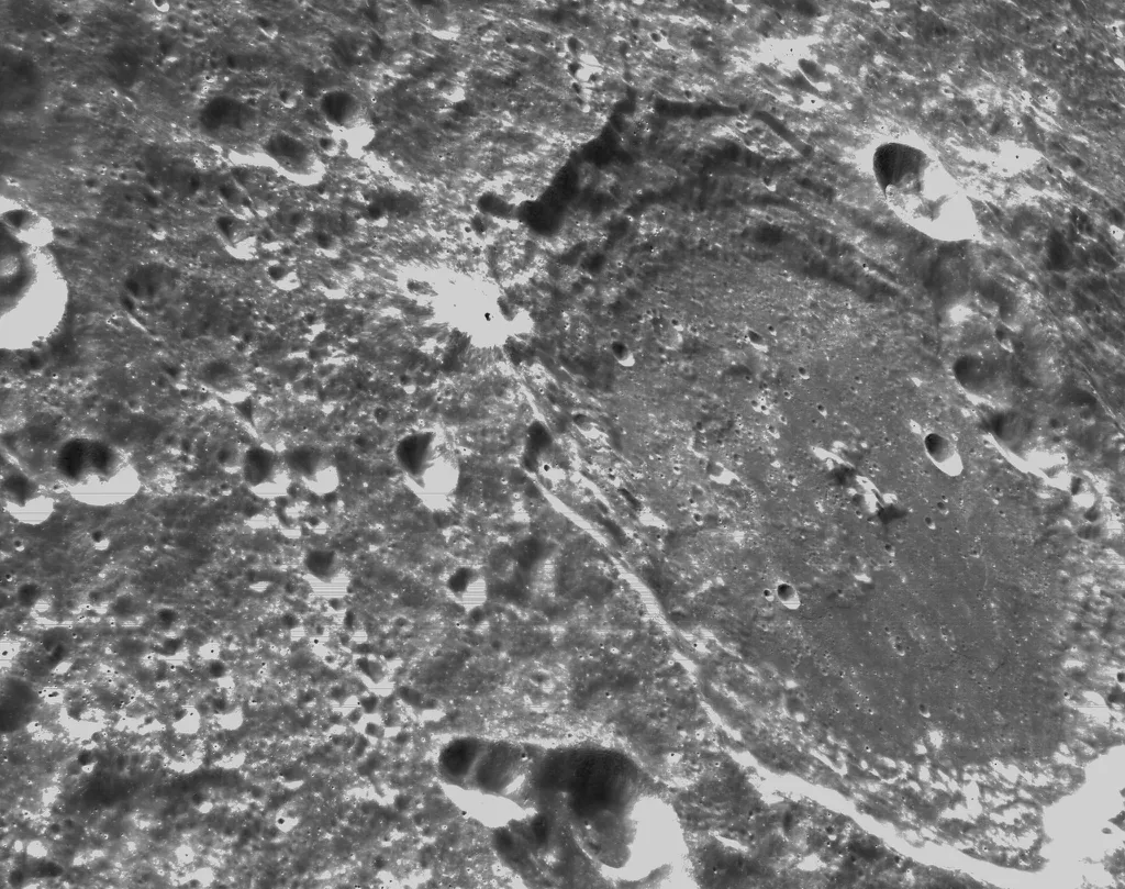 Superfície da Lua fotografada pela sonda Orion, da missão Artemis I (Imagem: Reprodução/NASA)