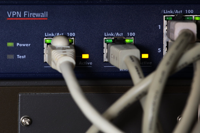 A primeira camada do firewall fica no roteador, controlando os dados que entram e saem do dispositivo (Imagem: CCNull/CC-BY-2.0)