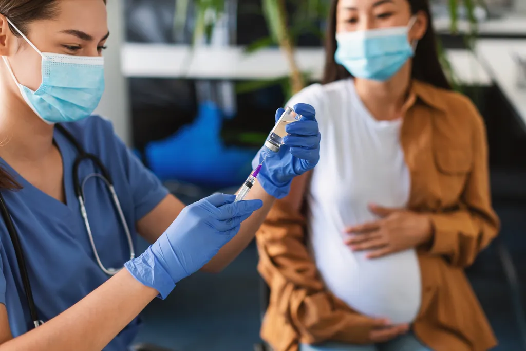 Para impedir risco de morte em caso de covid-19 durante a gestação, é necessário garantir a vacinação de grávidas (Imagem: Prostock-studio/Envato)