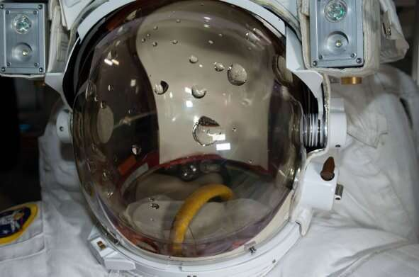 Água no interior do capacete de Parmitano durante um teste para a investigação do ocorrido (Imagem: Reprodução/NASA)