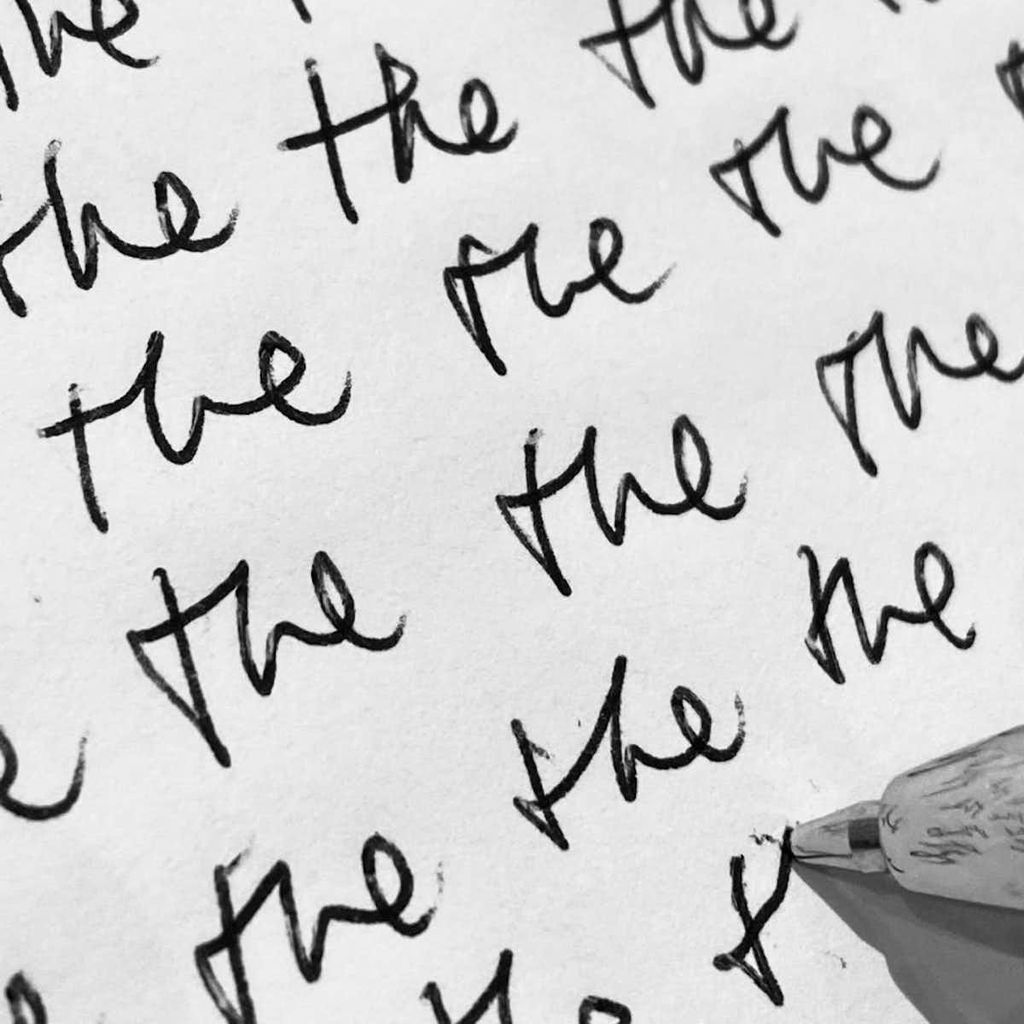 Quanto mais comum a palavra, menos demoramos para estranhá-la mediante repetição — no caso de