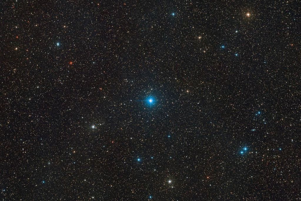 A estrela HR 6819 (azul, no centro), que na verdade é um sistema triplo que consiste em duas estrelas azuis maciças e um buraco negro (Imagem: ESO/Digitized Sky Survey)