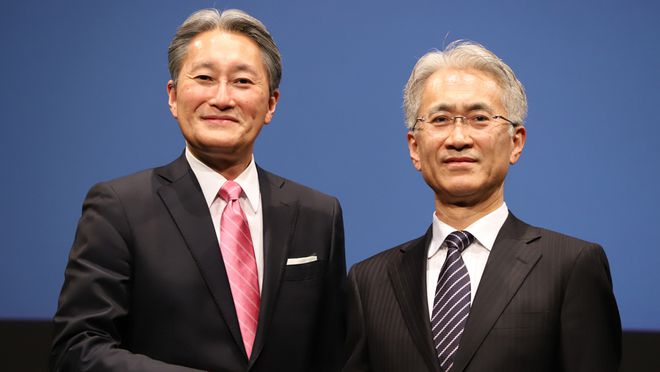 Kenichiro Yoshida (dir.), quando assumiu o posto de CEO após saída de Kazuo "Kaz" Hirai (esq.) (Imagem: Variety)