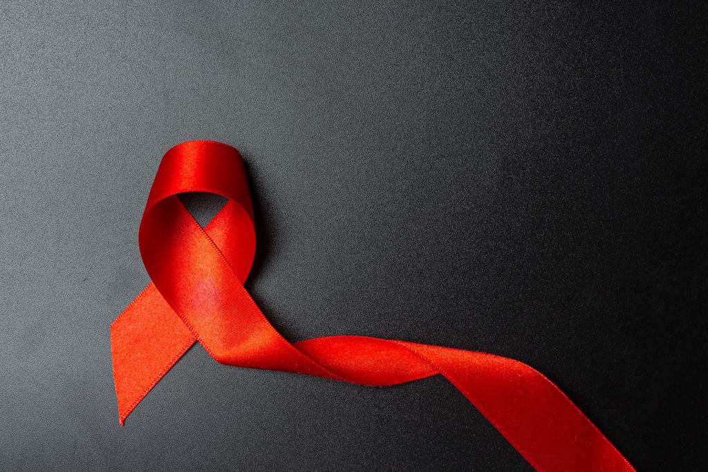 HIV descontrolado é um dos fatores de risco da covid-19 (Imagem: jcomp/Freepik)