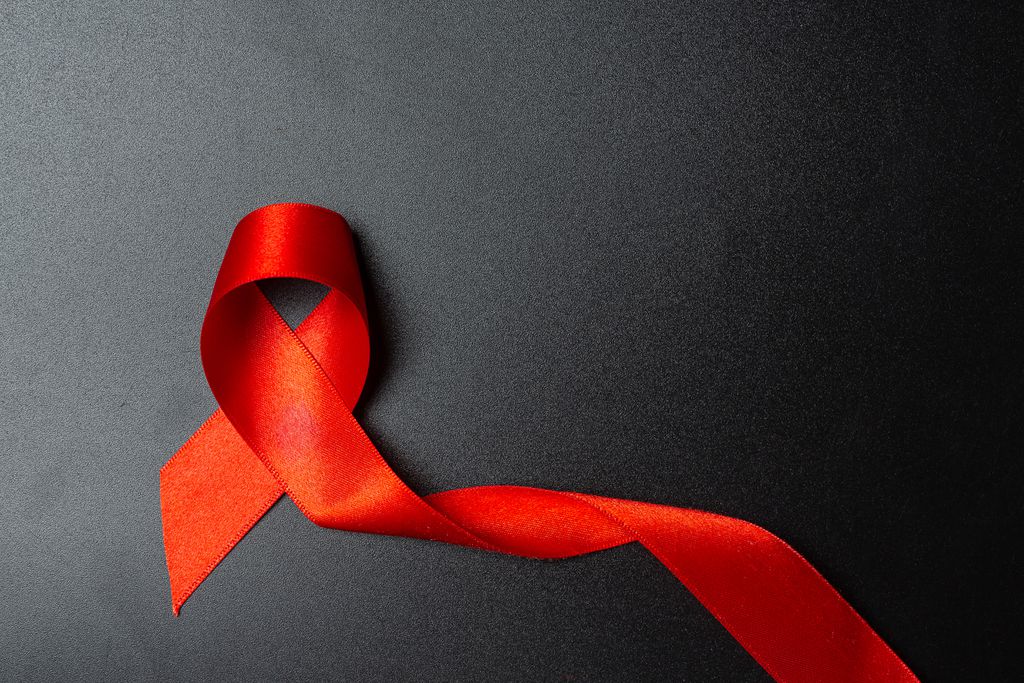 Pesquisa testa impacto positivo de aplicativos para o diagnóstico precoce da infecção pelo HIV em jovens (Imagem: Reprodução/Jcomp/Freepik)