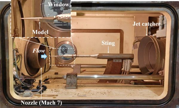 Avião de papel em túnel hipersônico
