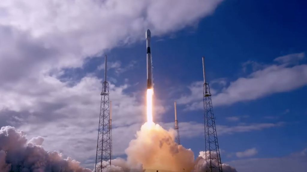 Foguete Falcon 9 levando um lote de satélites Starlink à órbita da Terra (Foto: SpaceX)