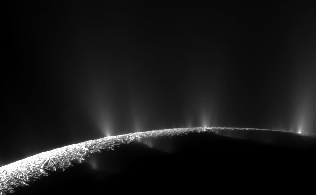 Plumas de vapor d'água expelidas por gêiseres no pólo sul de Encélado, registradas pela sonda Cassini (Imagem: Reprodução/NASA/JPL-Caltech)