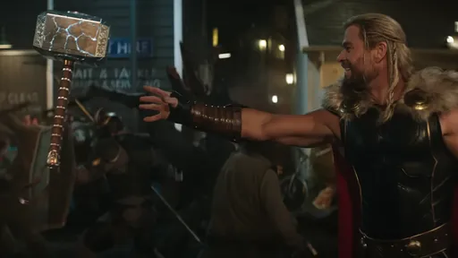 Thor: Amor e Trovão | Herói se reencontra com Mjölnir em novo clipe do filme - Canaltech