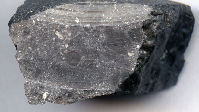 Devido à cor, o meteorito marciano recebeu o apelido "Beleza Negra" (Imagem: Reprodução/NASA/Luc Labenne)