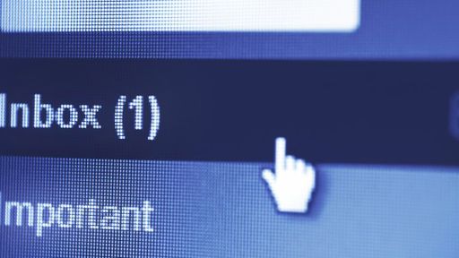 E-mail contendo "conta de celular atrasada" pode ser golpe