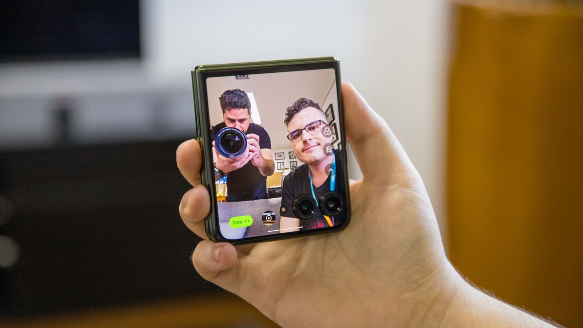 Celular dobrável da Motorola com 512GB bate menor preço histórico; veja desconto
