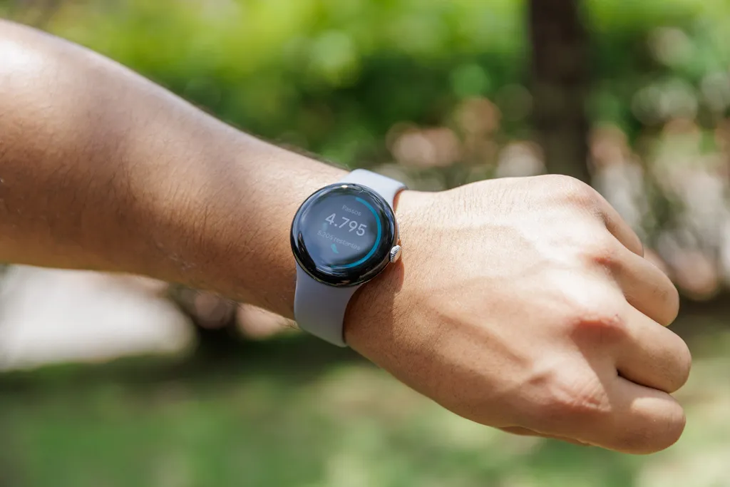 A Fitbit é a responsável pelo sistema de monitoramento de saúde e exercícios do Pixel Watch (Imagem: Ivo Meneghel Jr./Canaltech)
