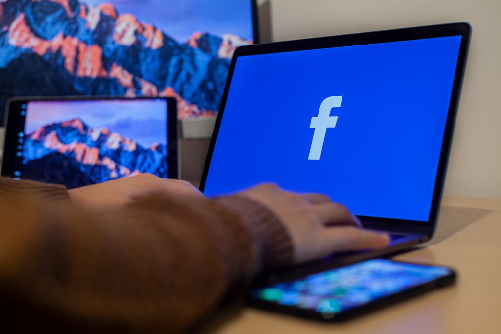 Facebook é uma das redes sociais mais acessadas no Brasil. (Imagem: Reprodução/Pexels/Luca Sammarco)