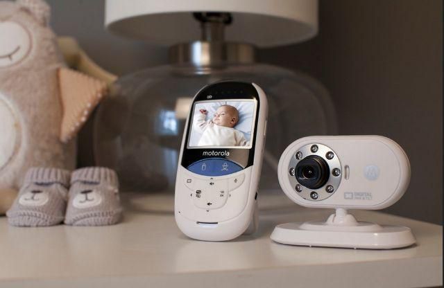 Mãe e bebê tranquilos — e uma ajudinha da tecnologia (Imagem: Divulgação/Motorola)
