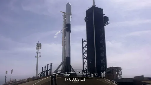 SpaceX lança mais um lote de satélites Starlink e recupera estágio com sucesso