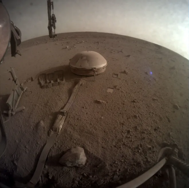 Uma das últimas fotos tiradas pelo lander InSight antes de encerrar suas operações (Imagem: Reprodução/NASA/JPL-Caltech)
