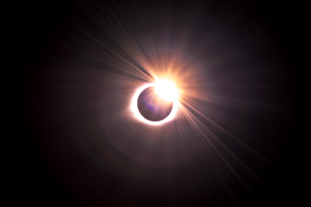 Parte do Sol visível durante um eclipse solar total (Imagem: Justin Dickey/Unsplash)