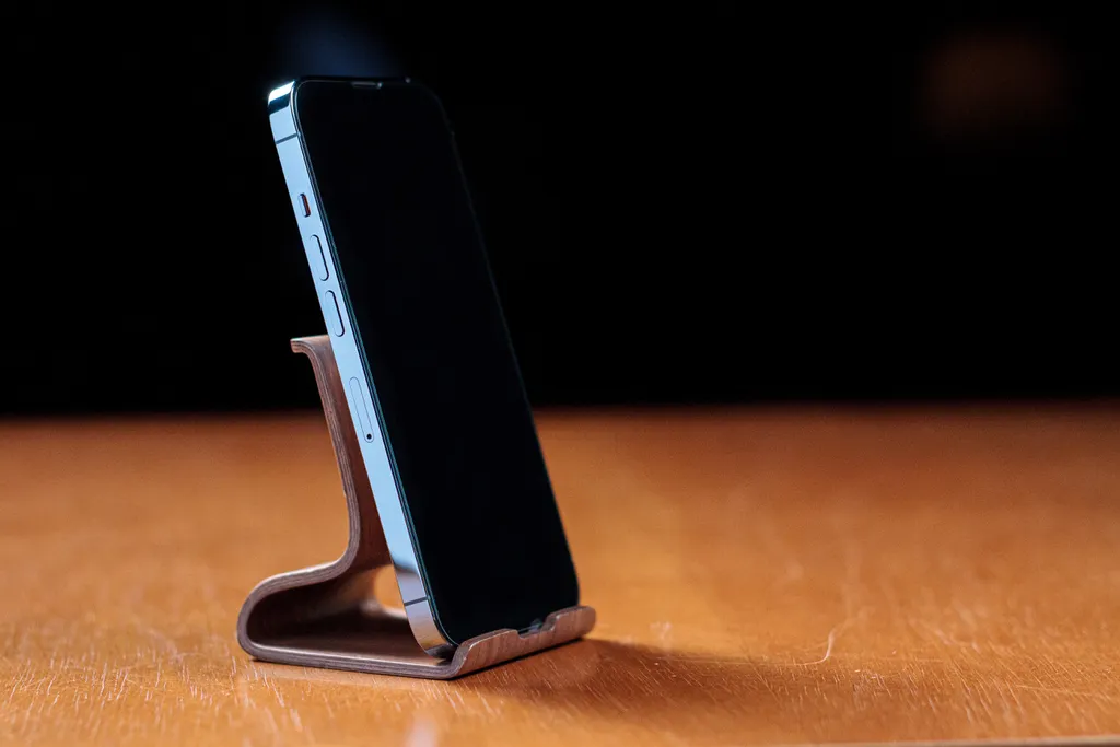 A moldura do iPhone 13 Pro é de aço inoxidável, contra metal do iPhone 13 Pro (Imagem: Ivo Meneghel Jr./Canaltech)