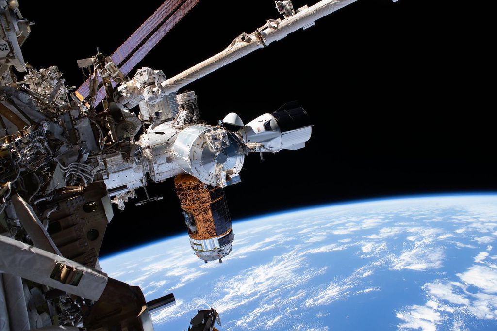 Capsula Crew Dragon, da SpaceX, acoplada à ISS (Imagem: Reprodução/NASA)