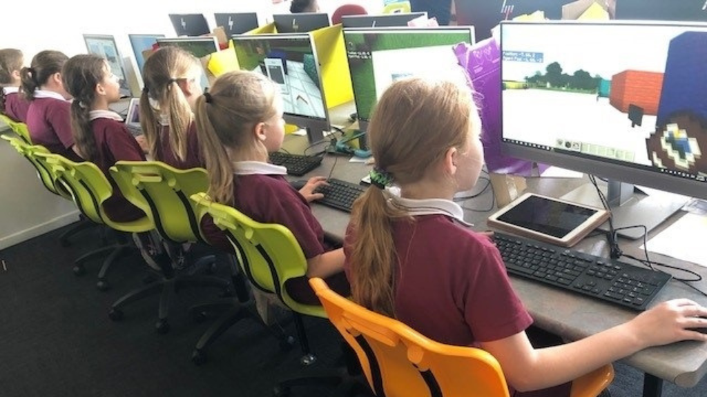 Crianças usando o game em sala de aula (Imagem: Reprodução/Minecraft Education Edition)